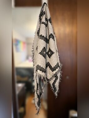 Aritzia Wilfred Merino Wool Triangle Blanket Scarf | 100% Wool